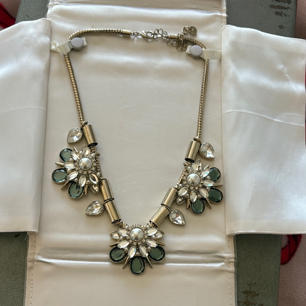 Chic Floral Necklace with Green and Gold Accents